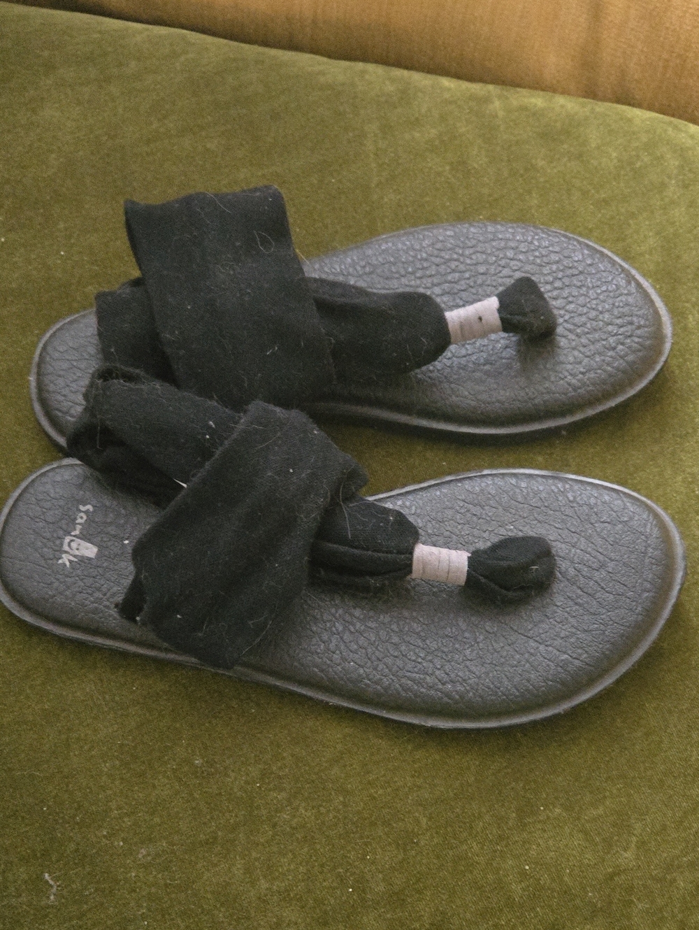 Sanuk Black Fabric Toe-Loop Sandals Wm 7